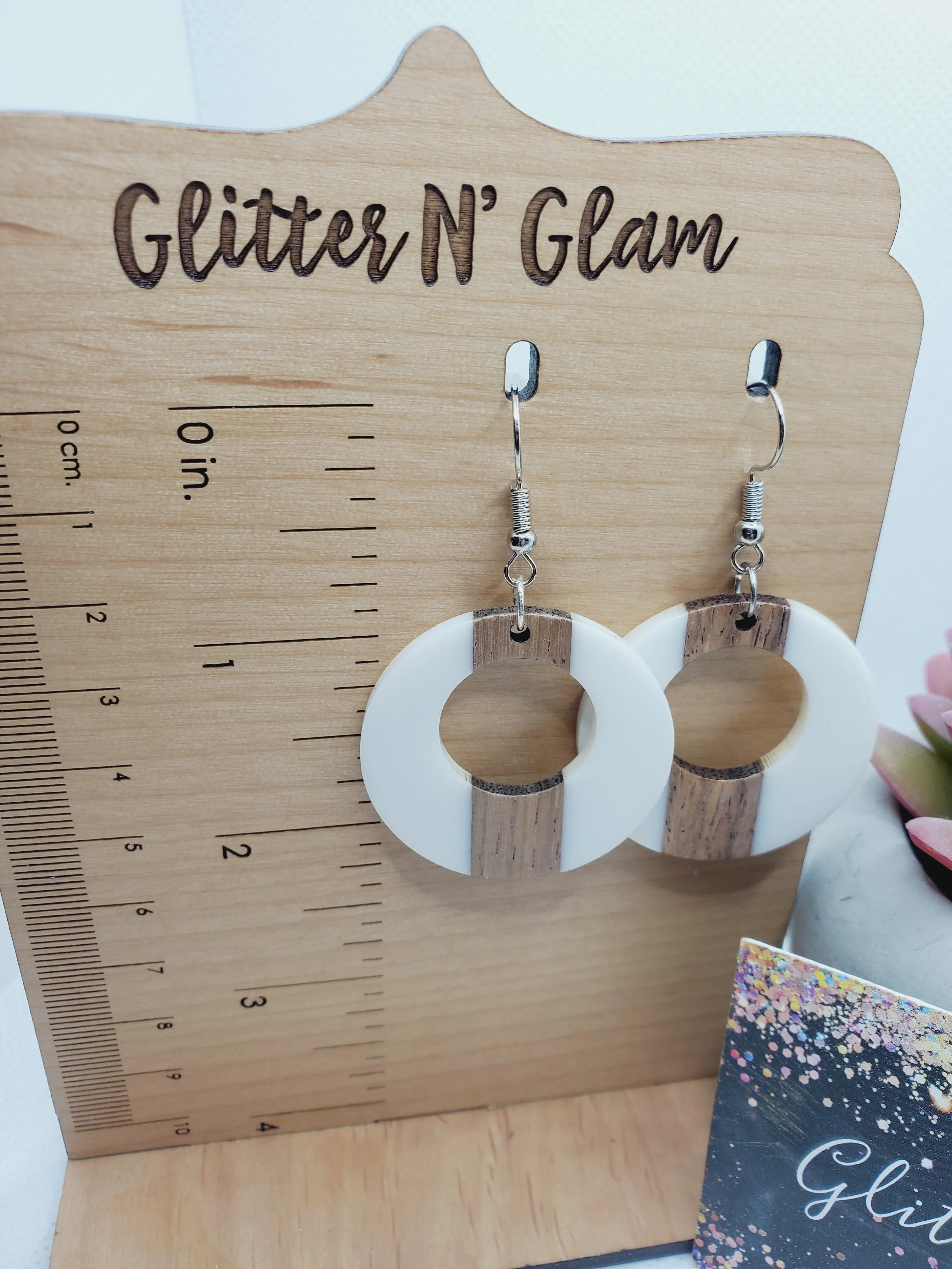 1322 White Resin with Wood Dangle Earrings
