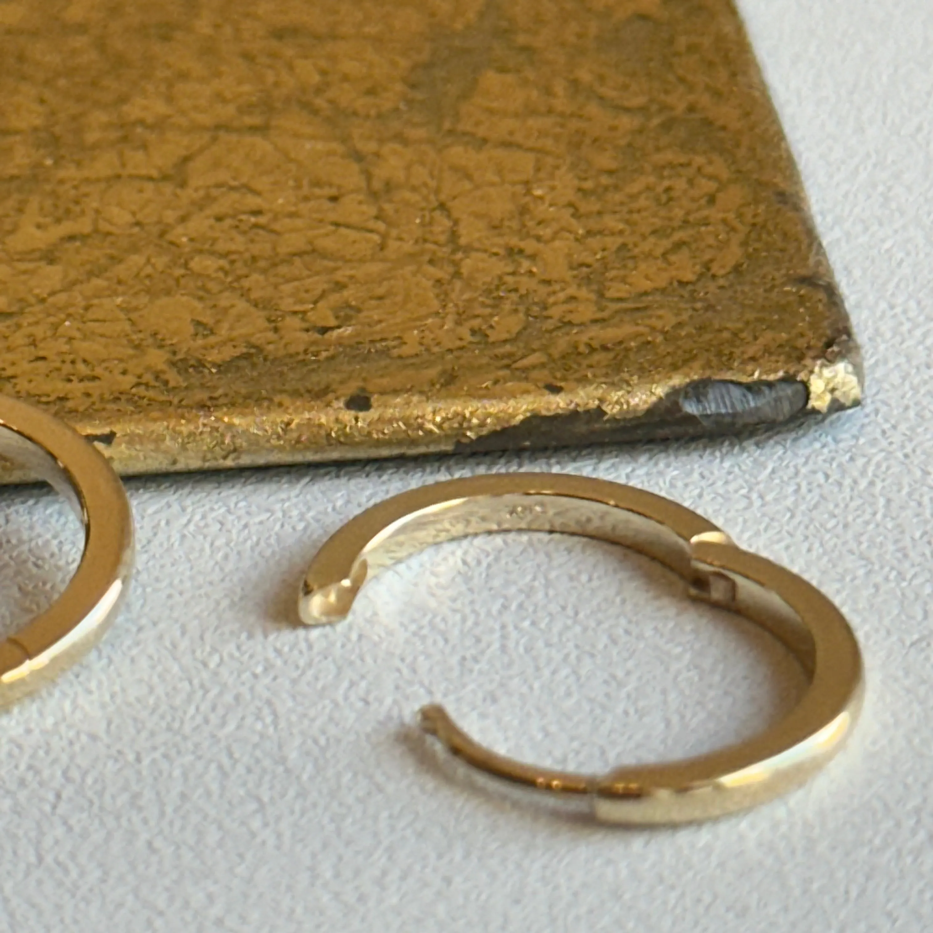 14KT Yellow Gold Thin Solid Round Hoop Earrings 15mm