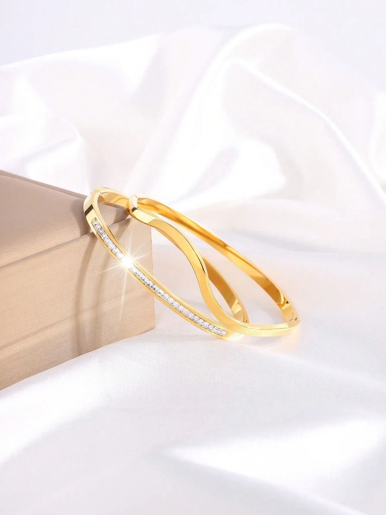 2 Pcs Of Light Luxury Exquisite Personality Design Stainless Steel Love Single Row Drill Bracelet Suitable For Ladies To Wear On Dates
