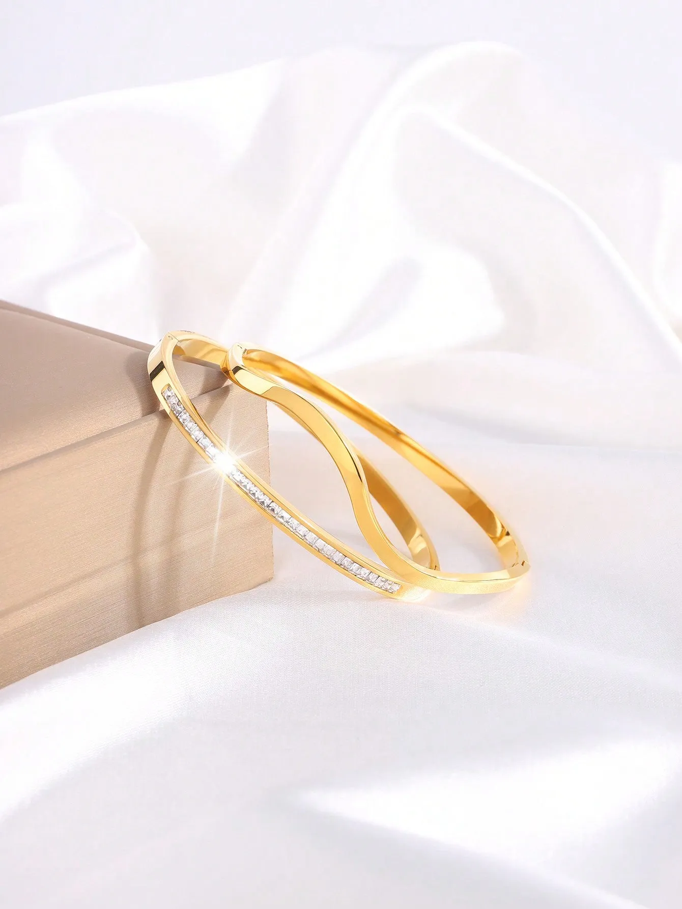 2 Pcs Of Light Luxury Exquisite Personality Design Stainless Steel Love Single Row Drill Bracelet Suitable For Ladies To Wear On Dates
