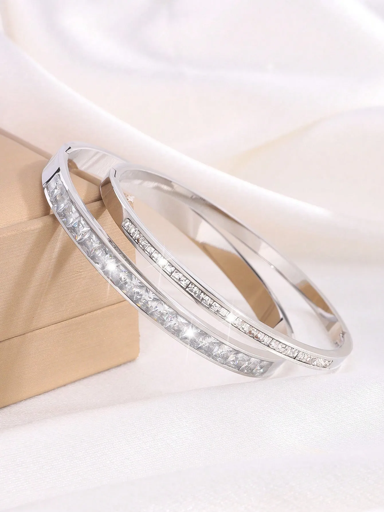 2 Pcs Of Light Luxury Exquisite Personality Design Stainless Steel Love Single Row Drill Bracelet Suitable For Ladies To Wear On Dates