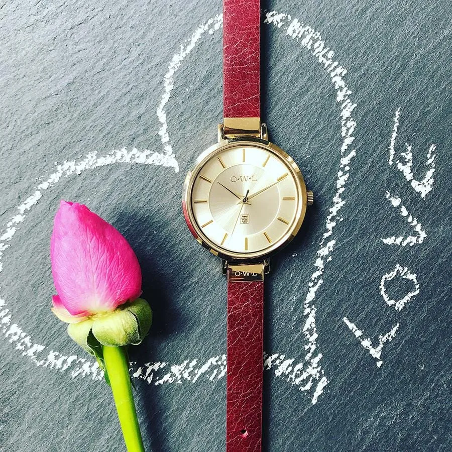 MAYFAIR LADIES MID-SIZE WATCH WITH GOLD CASE AND SLIM DEEP-RED LEATHER STRAP