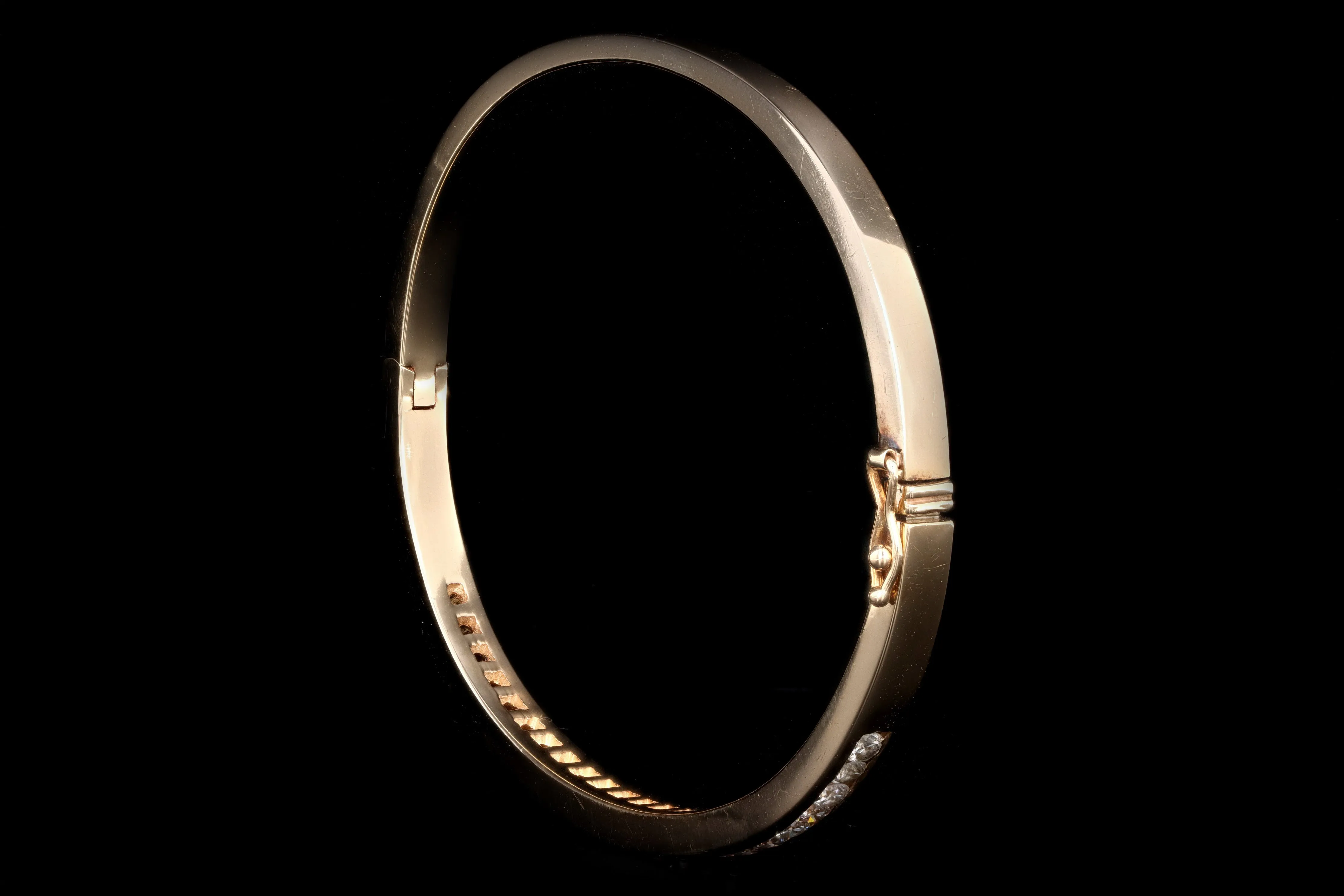 Modern 14K Yellow Gold 1.5 Carat Round Brilliant Diamond Bangle