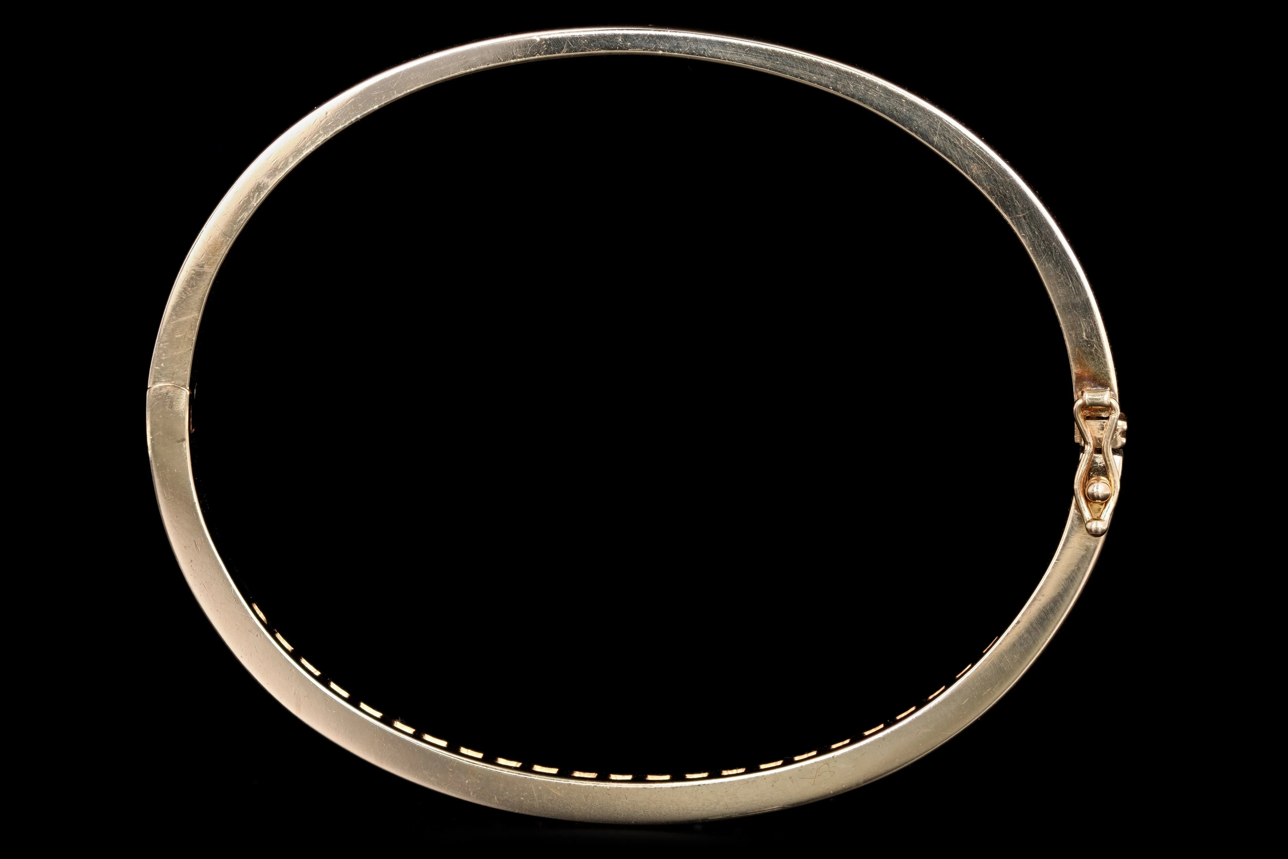 Modern 14K Yellow Gold 1.5 Carat Round Brilliant Diamond Bangle