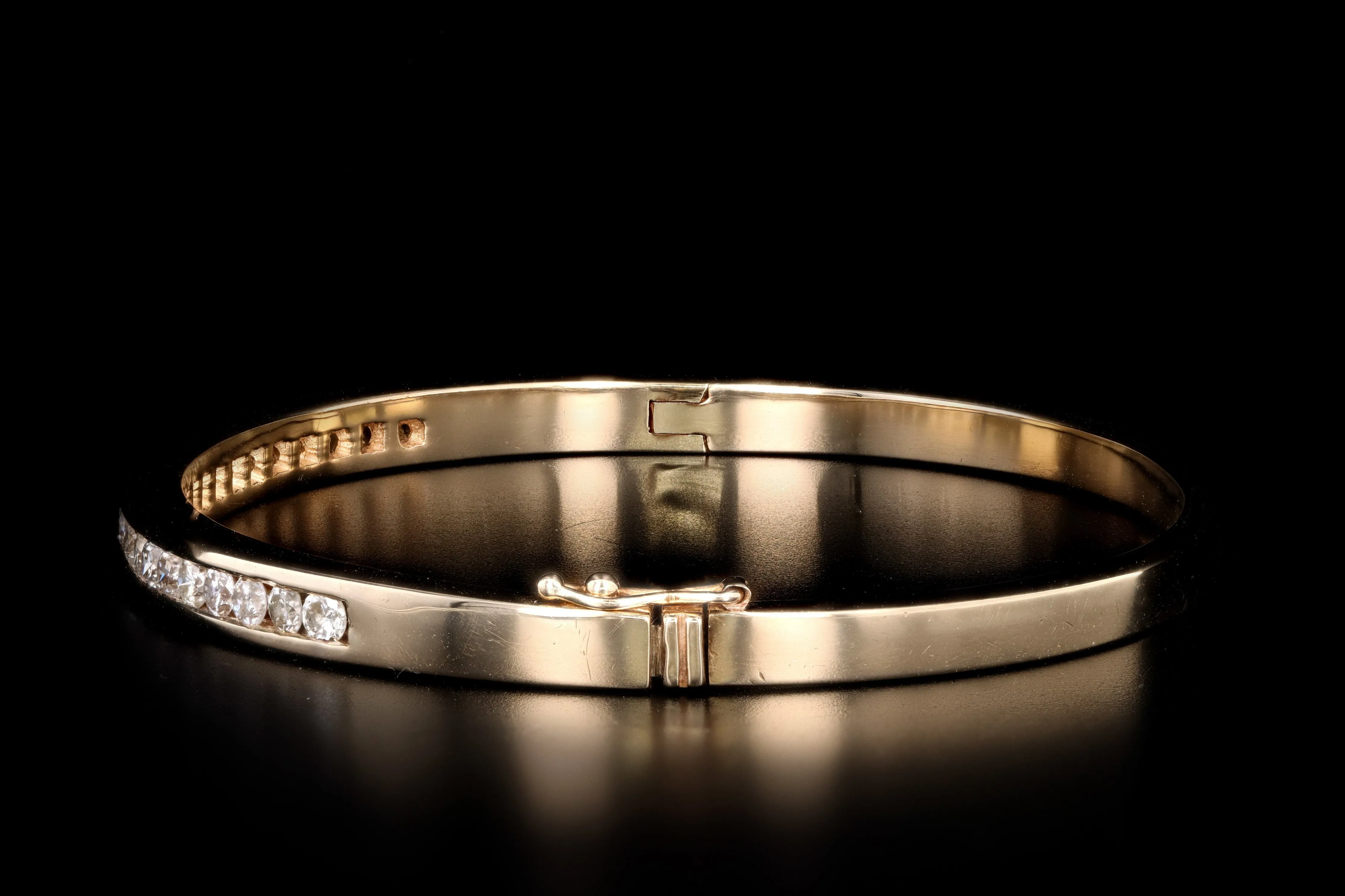 Modern 14K Yellow Gold 1.5 Carat Round Brilliant Diamond Bangle