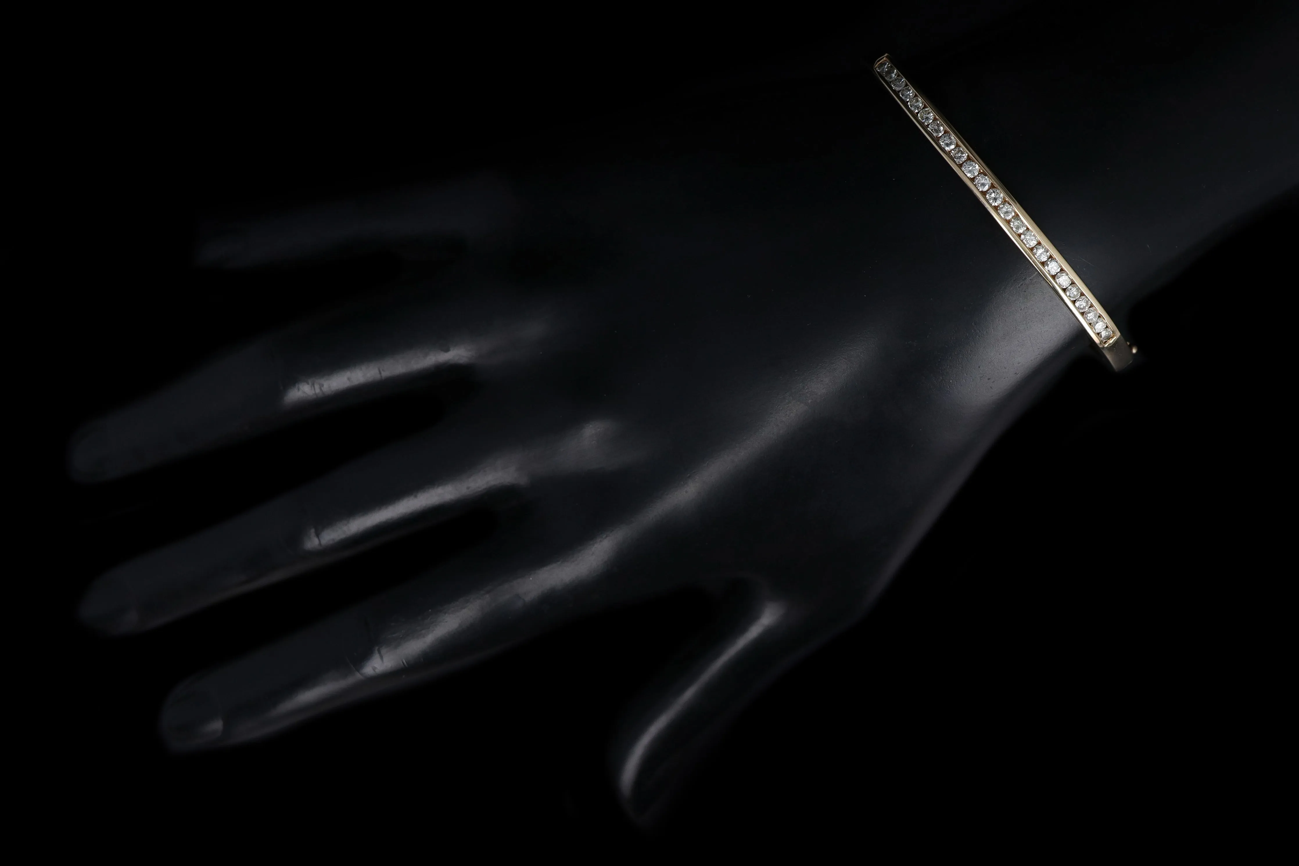 Modern 14K Yellow Gold 1.5 Carat Round Brilliant Diamond Bangle